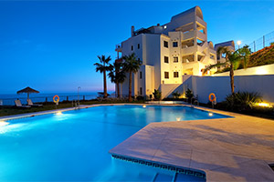 small-olee-holiday-rentals-panoramica-piscina-noche.jpg